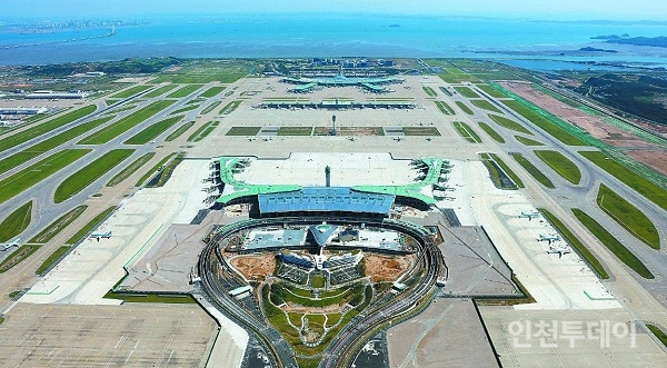 인천국제공항 제2여객터미널 전경. 사진 오른쪽 활주로가 제3활주로이고 그 옆이 제4활주로 예정지이다(인천국제공항공사 제공).
