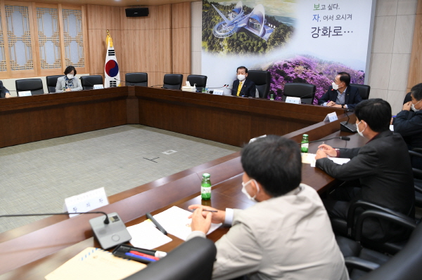 강화군(군수 유천호)는 지난 20일 농림‧수산업 발전 정책협의회를 개최했다고 21일 밝혔다.(사진제공 강화군)