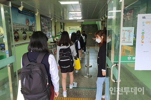 부평여고 고3 학생들이 등교하는 모습.(사진 독자제공)