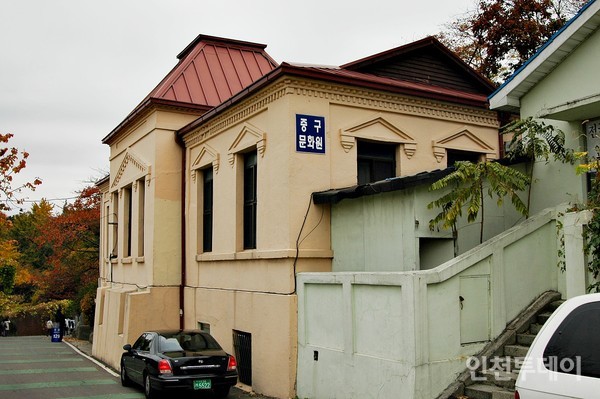 중구문화원 사용 당시 제물포구락부. 건물 오른쪽에 새로 사무실이 지어져 있었다.(2007)