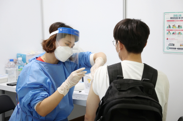 고3 학생이 백신 접종을 하는 모습.(사진제공 인천시교육청)