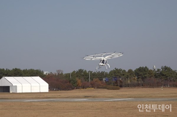 16일 열린 ‘2021 K-UAM 콘펙스’에서 드론택시가 이륙하는 모습.