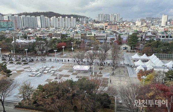 11월 22일 인천문화예술회관 앞 임시선별소에 코로나19 검사를 받기 위한 시민들이 줄을 서있다.