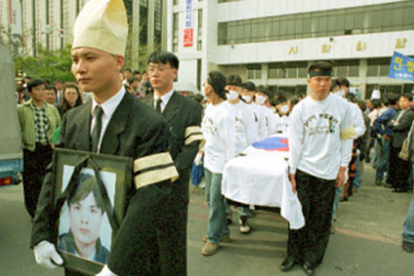 1996년 4월 열린 이덕인 열사 영결식의 모습.(사진출처 인천민주화운동센터)