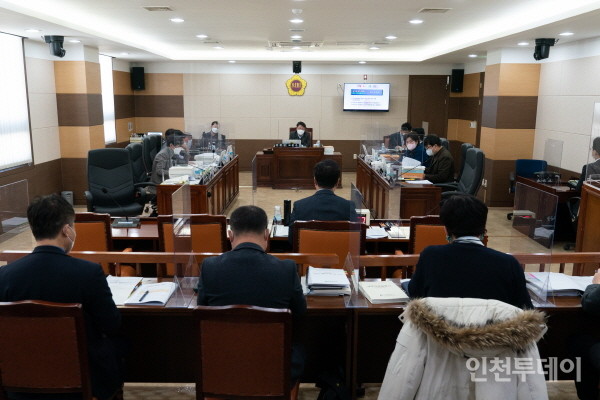 지난 25일 열린 인천시의회에서 건설교통위원회는 2022년도 인천시 항공과 예산을 심사했다.(사진제공 인천시의회)