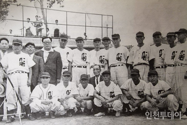 1920년대 한용단이 주축이 돼 1950년대 결성한 야구친목단체 '인천노동팀'.(사진출처 인천야구 한 세기)