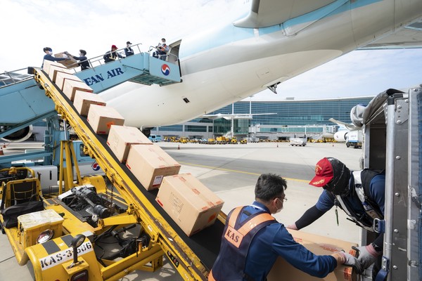 여객기에서 화물기로 개조작업이 완료된 대한항공 보잉 777-300ER에 화물을 적재하는 모습
