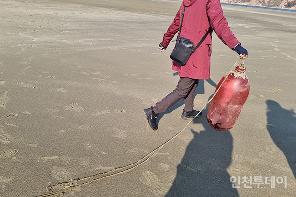 문화관광해설사인 류석자씨가 해양쓰레기를 옮기고 있다.