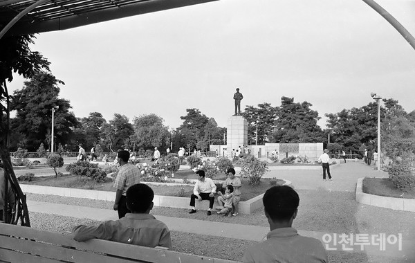 과거 자유공원 맥아더동상 앞(M경기도멀티미디어, 1969.07).
