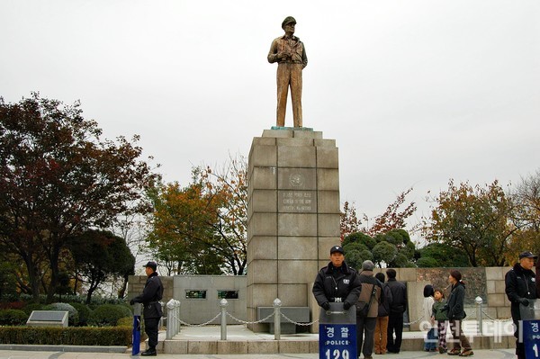 전투경찰이 지키고 있는 맥아더동상. 동상이 황동빛인 것은 2006년 세척을 한 까닭이다.(2007년 촬영)