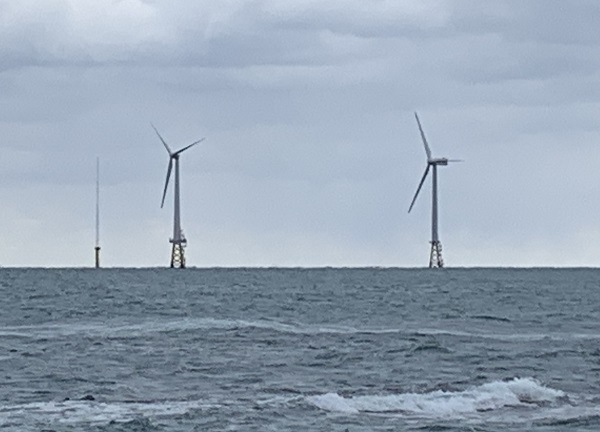 제주 월정리 앞 지주식 해상풍력발전기 모습.