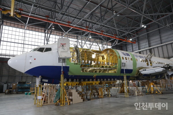 이스라엘 벤구리온공항에 위치한 IAI사의 정비시설에서 여객기를 화물기로 개조하고 있는 모습.(사진제공 인천공항공사)