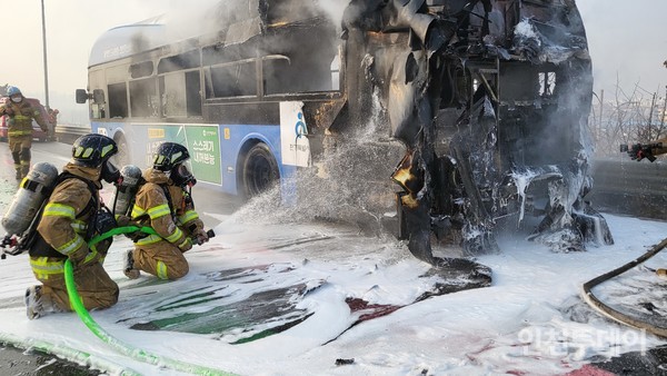 21일 오전 계양나들목 인근 수도권 제1순환고속도로 한 가운데서 탁송 중이던 버스가 화재로 반소했다.(사진제공 계양소방서)