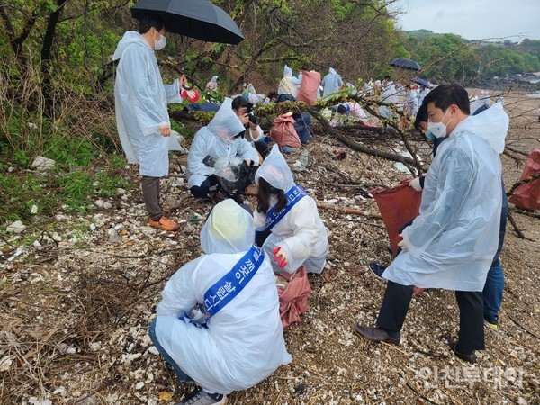 자원봉사자들이 해양쓰레기를 수거하고 있다. (사진제공 인천시)