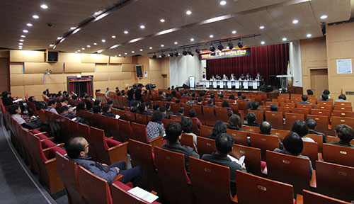 인천지역 군수ㆍ구청장 협의회가 주최한 ‘지방분권 개헌을 위한 인천시민 토론회’가 지난 2017년 부평구청 대회의실에서 열렸다. 시민 약 300명이 참여했다.