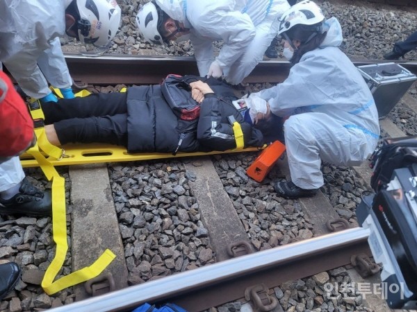  4일 오전 8시 50분경 인천 백운역 철로에 출입한 여성 1명이 발견돼 열차가 멈추는 일이 발생했다.(사진 독자제공)