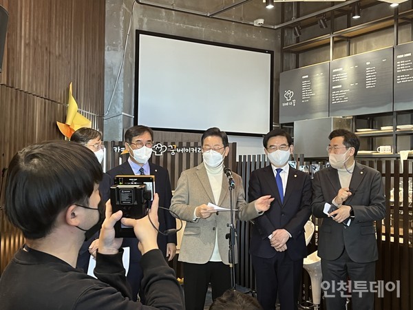이재명 더불어민주당 대선후보가 인천 중구 꿈베이커리에서 인천 5대 공약을 발표하고 있다.