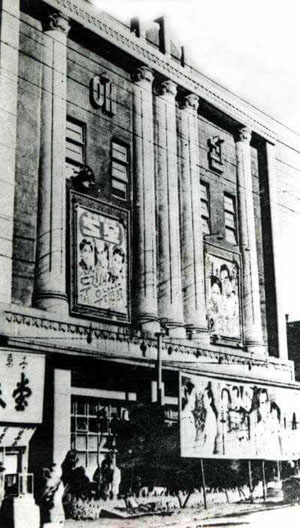 한국 최초 극장인 애관극장의 옛 모습.