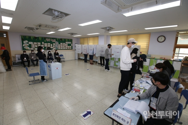 21대 국회의원 선거 당일 투표소 모습. (사진촬영 김현철 기자)
