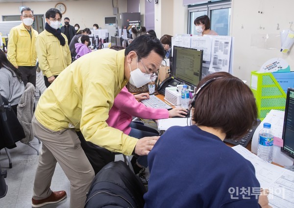 박남춘 시장이 지난달 31일 서구 보건소를 방문했다. (사진제공 인천시)