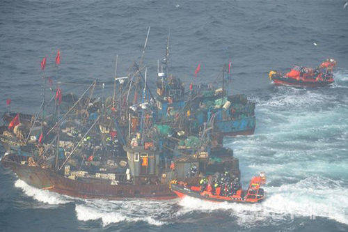 해경이 집단계류 불법외국어선에 대응하는 모습.(사진제공 해양경찰)
