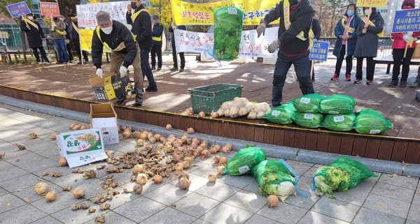 남촌도농산물도매시장 채소2동 활성화 대책위는 지난 11월 오전 인천청 앞에서 