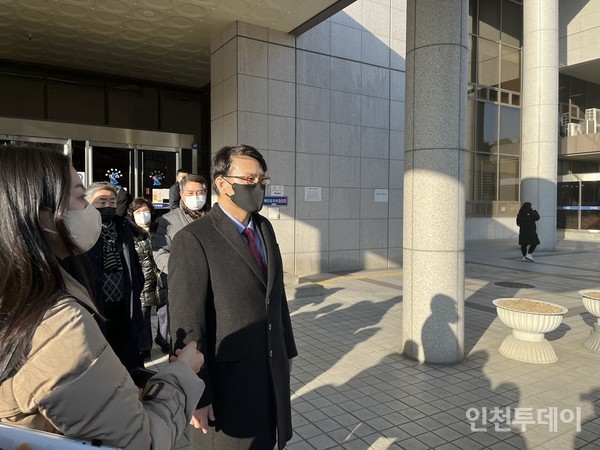 윤상현 국회의원이 재판이 끝난 뒤 기자들의 질문에 답하고 있다.