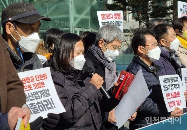  ‘현대산업개발 퇴출 및 학동·화정동참사시민대책위원회’는 17일 오후 서울시청 앞에서 HDC현산 퇴출을 요구하는 기자회견을 열었다.(사진제공 시민대책위)