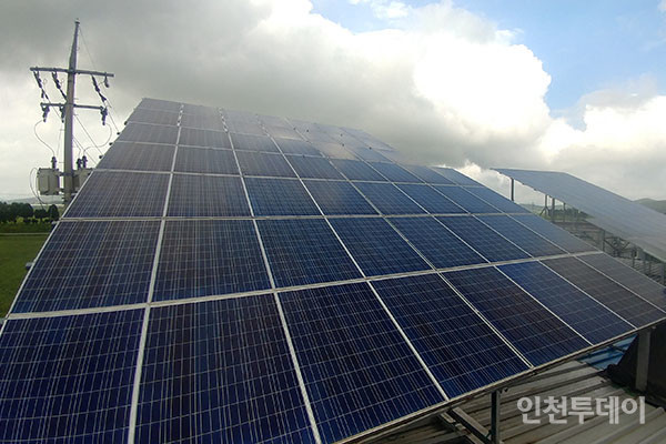 인천햇빛발전협동조합이 2015년 7월 강화도 마니산 인근에 설치한 태양광발전소.(사진제공 인천햇빛조합)