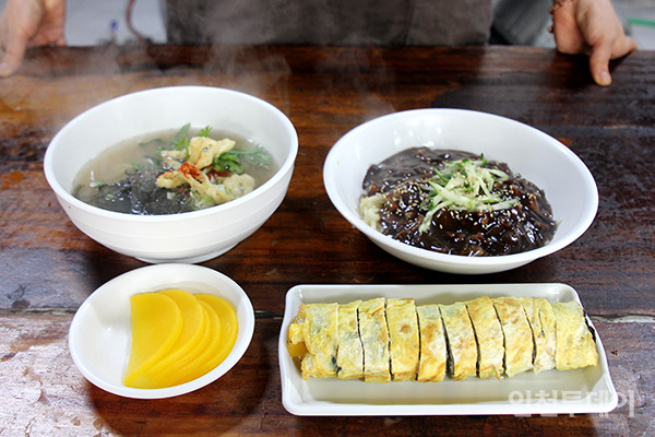 원조기계우동의 대표 메뉴인 즉석우동과 옛날짜장, 계란말이김밥.