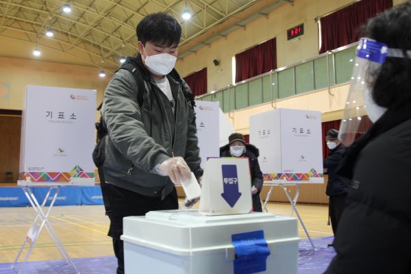 9일 인천의 한 투표소에서 인천시민들이 20대 대선 투표에 참여하고 있다. 