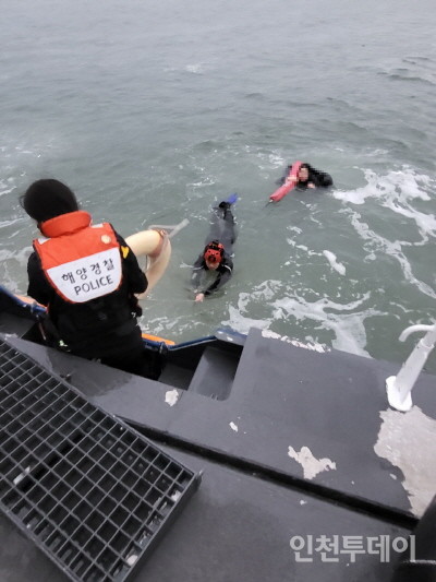 인천해양경찰서(서장 박상춘)는 경비정 4척을 급파해 인천 중구 대무의도 인근 해상에서 표류 중인 익수자를 구조했다고 17일 밝혔다.(사진제공 인천해경)