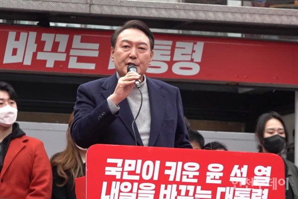 지난달 26일 부평문화의거리에서 윤석열 대통령 당선인이 선거운동 유세하는 모습.
