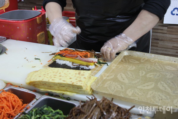 우엉김밥을 싸는 모습. 김밥 속이 가득 들어가 있다.