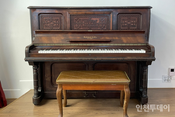 인천 중구는 이영근 한국사법교육원 이사장으로부터 한국에서 가장 오래된 피아노를 기증받았다. (사진제공 중구문화재단)