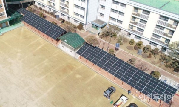 만수여자중학교에 설치한 인천햇빛발전소.(사진제공 인천햇빛발전협동조합)
