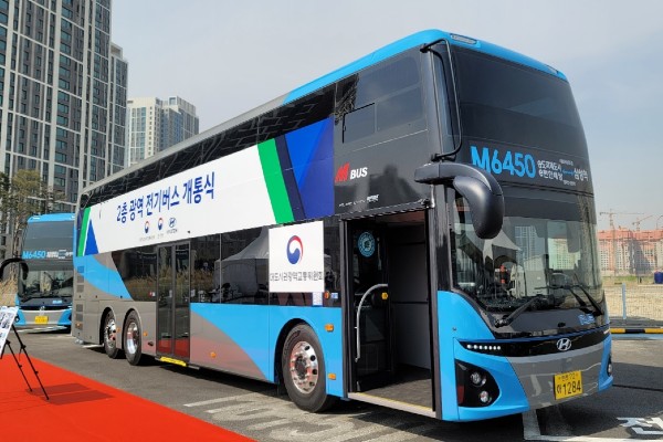 송도 8공구 e편한세상아파트 정문에서 삼성역까지 운행하는 M6450 버스.(사진제공 인천시)
