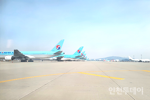 인천공항 제2여객터미널 활주로에서 대기중인 비행기들.