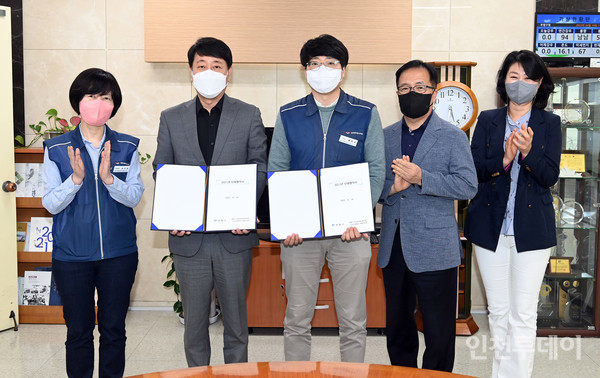 인천 부평구는 지난 19일 구청장실에서 공무원 노조와 ‘2021년 공무원 노조 단체협약’을 했다고 밝혔다.(사진제공 부평구)