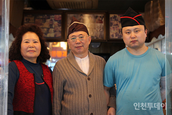(왼쪽부터) 함춘옥 김용기 사장 부부와 아들 김대환 씨.