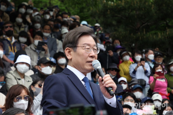 더불어민주당 이재명 상임고문은 8일 오전 인천 계양산 야외공연장에서 기자회견을 열고 출마선언을 했다..