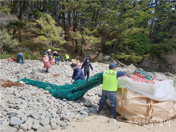 인천 옹진군 소야도 해안에 쌓인 해양쓰레기를 수거하고 있다.(사진제공 인천시)