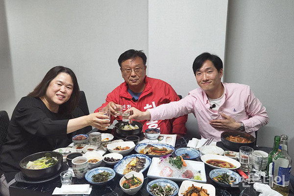 왼쪽부터. 손보경 인천여성회 회장, 허훈 인천시교육감 후보, 이종선 인천투데이 기자.