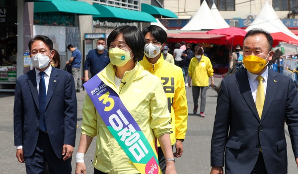 사진 왼쪽부터 정의당 배진교 국회의원, 이정미 인천시장 후보, 김응호 당부대표.