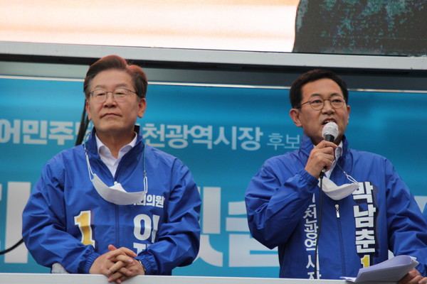 민주당 이재명 총괄선대위원장과 박남춘 인천시장이 서구 청라를 찾아 유세하고 있다.