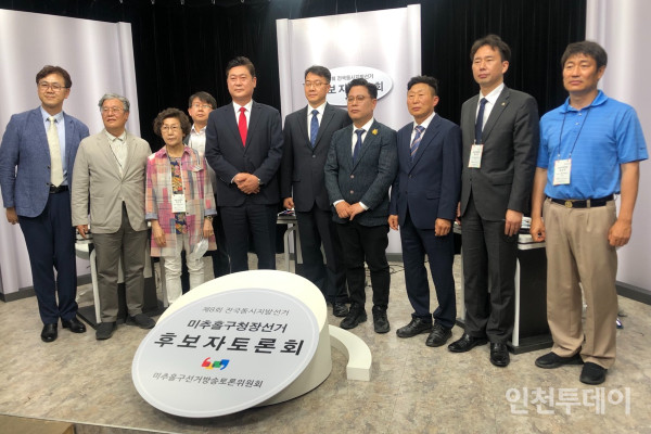 왼쪽에서 네 번째 국민의힘 이영훈 후보, 여섯 번째 민주당 김정식 후보. 