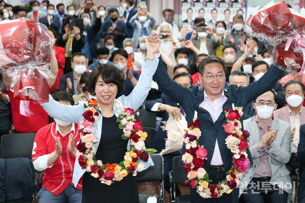국민의힘 유정복 후보(오른쪽)이 당선을 기념하는 꽃 목걸이를 받았다. (사진제공 정복캠프)