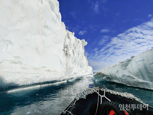 주형민 씨가 촬영한 ‘빙하 수로’가 가작을 수상했다.(사진제공 극지연구소)
