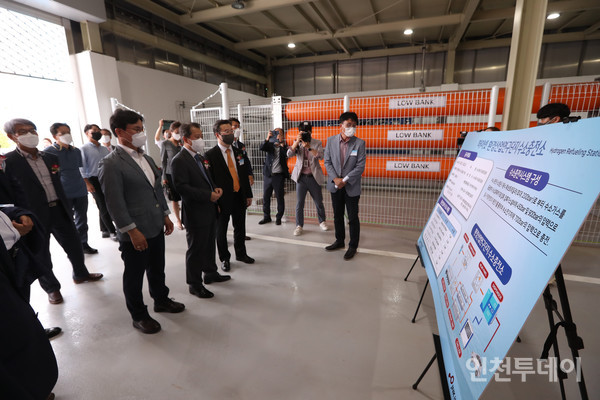 22일 인천 서구가 오류동 환경산업연구단지에 구축한 ‘하이넷 환경산업연구단지 수소충전소’에서 준공식을 개최했다.(사진제공 서구)