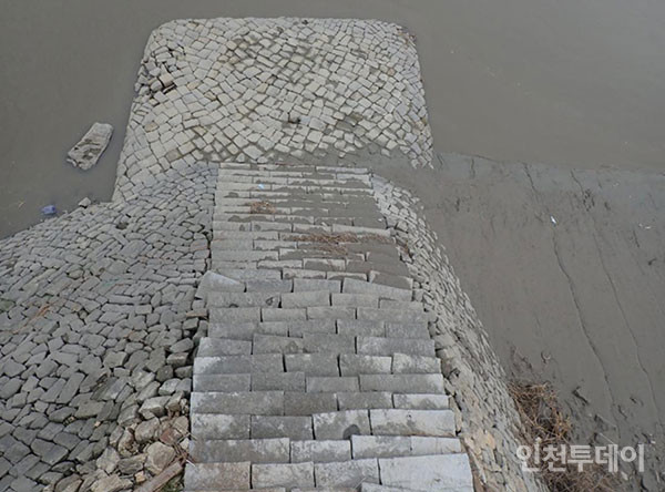 월곶항 부두잔교와 계단 모습(ⓒ정민섭)